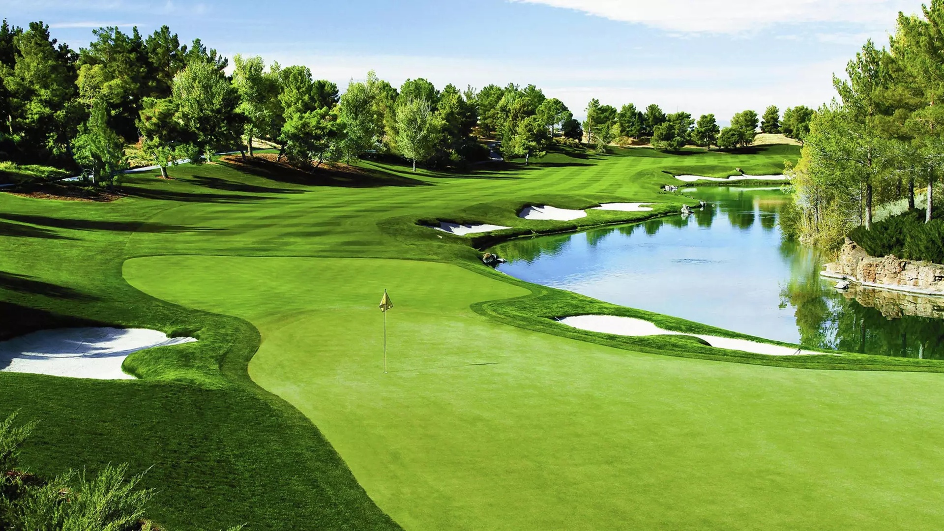 luxor-amenities-golf-shadow-creek-golf-course-alternate-view_16x9_1920x1080